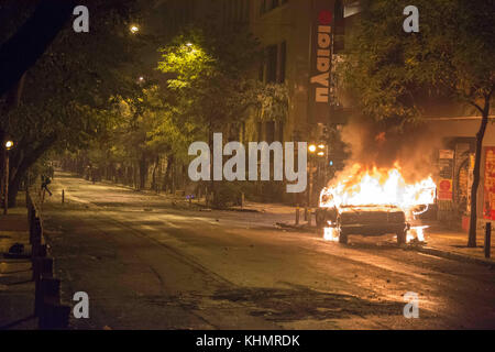 Athènes, Grèce. 17 novembre 2017. Les manifestants s'affrontent avec la police anti-émeute après une marche de plus de 30 000 personnes qui sont descendues dans les rues pour marquer le 44e anniversaire du soulèvement polytechnique d'Athènes contre la junte des colonels qui a duré de 1967 à 1974. Crédit : Nikolas Georgiou/ZUMA Wire/Alamy Live News Banque D'Images