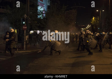 Athènes, Grèce. 17 novembre 2017. La police anti-émeute prend d'assaut la marche pendant sa fin alors que plus de 30 000 personnes sont descendues dans les rues pour marquer le 44e anniversaire du soulèvement polytechnique d'Athènes contre la junte des colonels qui a duré de 1967 à 1974. Crédit : Nikolas Georgiou/ZUMA Wire/Alamy Live News Banque D'Images