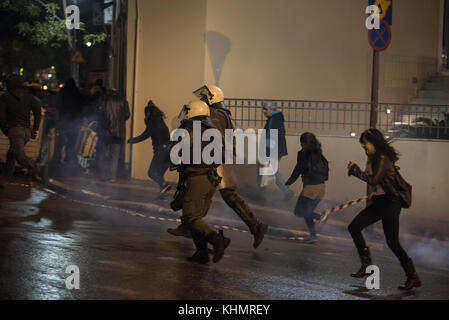 Athènes, Grèce. 17 novembre 2017. La police anti-émeute prend d'assaut la marche pendant sa fin alors que plus de 30 000 personnes sont descendues dans les rues pour marquer le 44e anniversaire du soulèvement polytechnique d'Athènes contre la junte des colonels qui a duré de 1967 à 1974. Crédit : Nikolas Georgiou/ZUMA Wire/Alamy Live News Banque D'Images