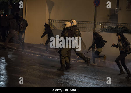 Athènes, Grèce. 17 novembre 2017. La police anti-émeute prend d'assaut la marche pendant sa fin alors que plus de 30 000 personnes sont descendues dans les rues pour marquer le 44e anniversaire du soulèvement polytechnique d'Athènes contre la junte des colonels qui a duré de 1967 à 1974. Crédit : Nikolas Georgiou/ZUMA Wire/Alamy Live News Banque D'Images