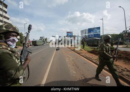 Nairobi, comté de Nairobi, Kenya. 17 novembre 2017. L'unité GSU de la police de Nairobi avec des lance-grenades lacrymogènes attachés, couramment utilisés pour disperser les manifestations. Crédit : Jan Husar/SOPA/ZUMA Wire/Alamy Live News Banque D'Images