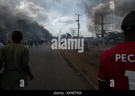 Nairobi, Nairobi, Kenya comté. 17 novembre, 2017. Une vue générale de la protestation que la fumée provenant des barricade routière vu créer de la fumée dans le ciel. : jan husar/sopa/zuma/Alamy fil live news Banque D'Images