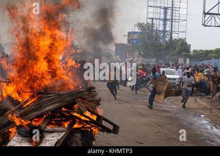 Nairobi, comté de Nairobi, Kenya. 17 novembre 2017. Barricade routière incendiée et rassemblement de partisans de l'opposition en cours après que la police ait commencé à tirer avec leurs fusils d'assaut. Crédit : Jan Husar/SOPA/ZUMA Wire/Alamy Live News Banque D'Images