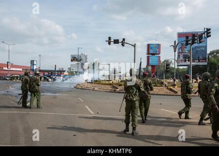 Nairobi, comté de Nairobi, Kenya. 17 novembre 2017. Des gaz lacrymogènes sont pulvérisés sur un rond-point dans le CBD alors que le rallye de Raila Odinga passe de l'aéroport à son bureau. Crédit : Jan Husar/SOPA/ZUMA Wire/Alamy Live News Banque D'Images