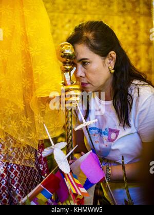 Yangon, région de Yangon, Myanmar. 18 novembre 2017. Une femme prie dans un sanctuaire pensé pour apporter la richesse matérielle aux dévots de la pagode Botataung à Yangon. Le pape François est en visite au Myanmar du 27 au 30 septembre. Ce sera la première visite d’un pape à la nation majoritairement bouddhiste. Il rencontrera Aung San Suu Kyi et d'autres dirigeants politiques et participera à deux messes à Yangon. Le Pape devrait parler de la question des Rohingyas pendant son séjour au Myanmar. Les Rohingyas sont une minorité musulmane persécutée dans l’État de Rakhine, dans l’ouest du Myanmar. La puissance politique du Myanmar n'est pas claire Banque D'Images