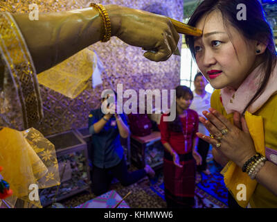 Yangon, région de Yangon, Myanmar. 18 novembre 2017. Une femme prie dans un sanctuaire pensé pour apporter la richesse matérielle aux dévots de la pagode Botataung à Yangon. Le pape François est en visite au Myanmar du 27 au 30 septembre. Ce sera la première visite d’un pape à la nation majoritairement bouddhiste. Il rencontrera Aung San Suu Kyi et d'autres dirigeants politiques et participera à deux messes à Yangon. Le Pape devrait parler de la question des Rohingyas pendant son séjour au Myanmar. Les Rohingyas sont une minorité musulmane persécutée dans l’État de Rakhine, dans l’ouest du Myanmar. La puissance politique du Myanmar n'est pas claire Banque D'Images