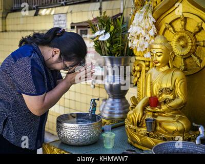 Yangon, région de Yangon, Myanmar. 18 novembre 2017. Une femme prie à la pagode Botataung à Yangon. Le pape François est en visite au Myanmar du 27 au 30 septembre. Ce sera la première visite d’un pape à la nation majoritairement bouddhiste. Il rencontrera Aung San Suu Kyi et d'autres dirigeants politiques et participera à deux messes à Yangon. Le Pape devrait parler de la question des Rohingyas pendant son séjour au Myanmar. Les Rohingyas sont une minorité musulmane persécutée dans l’État de Rakhine, dans l’ouest du Myanmar. On ne sait pas comment les moines nationalistes politiquement puissants du Myanmar réagiront si le pape parle ouvertement d'abo Banque D'Images