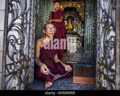 Yangon, Yangon, Myanmar région. 18 nov, 2017. Des moines bouddhistes à la pagode botataung à Yangon. Le pape François est en visite au Myanmar, du 27 au 30 septembre. Ce sera la première visite d'un pape à la nation très majoritairement bouddhiste. Il rencontrera à l'Aung San Suu Kyi et d'autres dirigeants politiques et participera à deux masses dans Yangon. Le pape est attendu pour parler de question rohingya pendant qu'il est au Myanmar. La minorité musulmane rohingya sont persécutés dans l'État de Rakhine au Myanmar. ce n'est pas clair comment le Myanmar est politiquement puissants moines nationalistes vont réagir si le pape parle ouvertement ab Banque D'Images