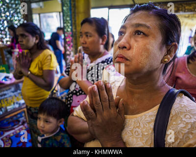 Yangon, région de Yangon, Myanmar. 18 novembre 2017. Les femmes prient à la pagode Botataung à Yangon. Le pape François est en visite au Myanmar du 27 au 30 septembre. Ce sera la première visite d’un pape à la nation majoritairement bouddhiste. Il rencontrera Aung San Suu Kyi et d'autres dirigeants politiques et participera à deux messes à Yangon. Le Pape devrait parler de la question des Rohingyas pendant son séjour au Myanmar. Les Rohingyas sont une minorité musulmane persécutée dans l’État de Rakhine, dans l’ouest du Myanmar. On ne sait pas comment les moines nationalistes politiquement puissants du Myanmar réagiront si le pape en parle ouvertement Banque D'Images