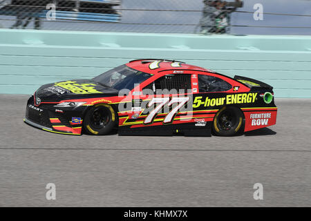 Homestead, FL, États-Unis. 17 novembre 2017. Erik Jones pratique pour le championnat de la série de coupes Monster Energy NASCAR Ford EcoBoost 400 au Homestead-Miami Speedway le 17 novembre 2017 à Homestead, en Floride. Crédit: Mpi04/Media Punch/Alay Live News Banque D'Images