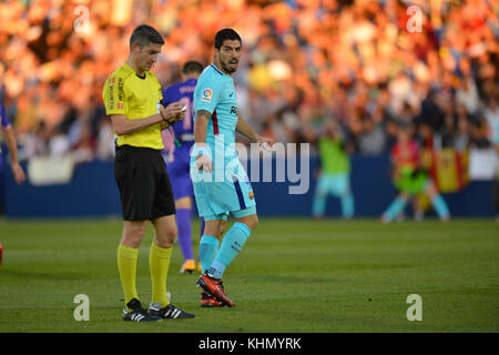 Saragosse, Espagne. 18 Nov, 2017. Luis Suarez et Mayenco Undiano pendant le match entre le FC Barcelone vs Getafe CD, semaine 12 de la Liga au stade de Butarque, Saragosse, Madrid, Espagne - 18 novembre 2017. Más Información Gtres Crédit : Comuniación sur ligne, S.L./Alamy Live News Banque D'Images
