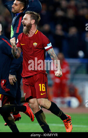 Stade olympique, Rome, Italie. 18 nov, 2017. daniele de rossi de Rome célèbre après avoir battu la lazio lors de leur match de football Serie A italienne. Credit : giampiero sposito/Alamy live news Banque D'Images