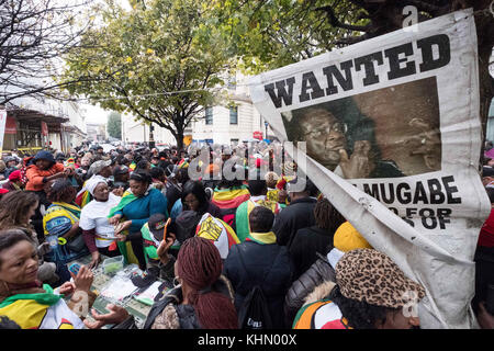 Londres, Londres, Royaume-Uni. 18 novembre 2017. Des centaines de personnes se rassemblent devant l'ambassade du Zimbabwe à Londres pour protester contre Robert Mugabe Credit : ZUMA Press, Inc/Alamy Live News Banque D'Images