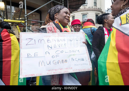 Londres, Londres, Royaume-Uni. 18 novembre 2017. Des centaines de personnes se rassemblent devant l'ambassade du Zimbabwe à Londres pour protester contre Robert Mugabe Credit : ZUMA Press, Inc/Alamy Live News Banque D'Images