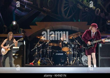 18 novembre 2017 - DOSSIER - le co-fondateur et guitariste d'AC/DC MALCOLM YOUNG (né le 6 janvier 1953 décédé le 18 novembre 2017) est décédé après avoir combattu la démence pendant plusieurs années. Il avait 64 ans. Young est mort à la maison avec sa famille à ce chevet. Young, avec son frère Angus, fonde le légendaire groupe rock en 1975 en Australie. Photo : Nov 07, 2008 - Toronto, Ontario, Canada - le guitariste Angus Young, le chanteur du guitariste rythmique Malcolm Young et le batteur Phil Rudd d'AC/DC jouent devant 45 000 fans plus Screaming au Rogers Centre à Toronto, Ontario Canada dans le cadre de leur 2008/09 Banque D'Images