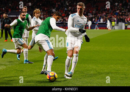 Madrid, Espagne. 18 novembre, 2017. Toni Kroos (8) Real Player pré-match warm-up Raphael Varane (5) joueur du Real Madrid. La Liga entre l'Atlético de Madrid vs Real Madrid au stade de Wanda Metropolitano de Madrid, Espagne, le 18 novembre 2017 . Más Información Gtres Crédit : Comuniación sur ligne, S.L./Alamy Live News Banque D'Images