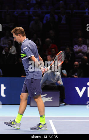 Henri Kontinen (FIN) signalant à son associé, John Peers (AUS), au cours de la compétition en double féminin dans l'ATP Nitto finale au O2 Arena, London, UK. L'Association des professionnels de tennis (ATP) finales sont à l'arrêt et la fonctionnalité championnats top 16 paires de doubles ainsi qu'un des célibataires la concurrence. L'événement est le deuxième plus haut niveau de tournoi de tennis pour hommes après les quatre tournois du Grand Chelem. Peter Fleming et John McEnroe tenir le record du plus grand nombre de titres en double, avec sept victoires. L'événement attire plus d'un quart de million de spectateurs, ainsi que de générer un Banque D'Images