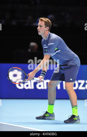 Henri Kontinen (FIN) qui se font concurrence sur le double dans l'ATP Nitto finale au O2 Arena, London, UK. L'Association des professionnels de tennis (ATP) finales sont à l'arrêt et la fonctionnalité championnats top 16 paires de doubles ainsi qu'un des célibataires la concurrence. L'événement est le deuxième plus haut niveau de tournoi de tennis pour hommes après les quatre tournois du Grand Chelem. Peter Fleming et John McEnroe tenir le record du plus grand nombre de titres en double, avec sept victoires. L'événement attire plus d'un quart de million de spectateurs, ainsi que la génération d'un auditoire global TV de plus de 100 millions Banque D'Images