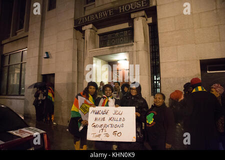 Londres, Royaume-Uni. 18 Nov, 2017. De personnes se sont réunies à la Zimbabwe House de Londres au cours de arally appelant le président Robert Mugabe de se retirer. Credit : Thabo Jaiyesimi/Alamy Live News Banque D'Images