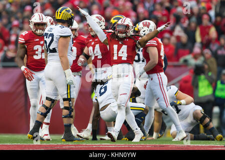 Madison, WI, USA. 18 Nov, 2017. Wisconsin Badgers coffre d'Cota Dixon # 14 célèbre un arrêt au cours de la NCAA Football match entre le Michigan Le carcajou et le Wisconsin Badgers au Camp Randall Stadium à Madison, WI. Wisconsin Michigan défait 24-10. John Fisher/CSM/Alamy Live News Banque D'Images