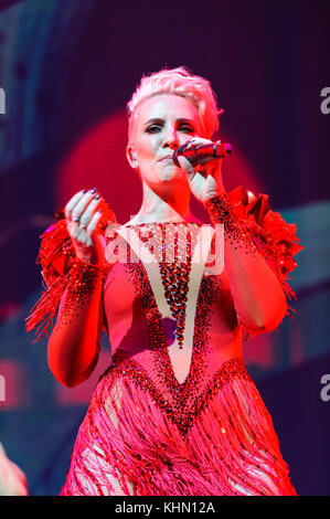 Liverpool, Royaume-Uni. 18 Nov, 2017. 90s pop, étapes, effectuer au cours de leur 20e anniversaire UK 'Party On The Dancefloor' tour, du Liverpool Echo Arena. Sur la photo est claire Richards. Crédit : Paul Warburton/Alamy Live News Banque D'Images