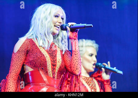 Liverpool, Royaume-Uni. 18 Nov, 2017. 90s pop, étapes, effectuer au cours de leur 20e anniversaire UK 'Party On The Dancefloor' tour, du Liverpool Echo Arena. Sur la photo, Faye Tozer et Claire Richards. Crédit : Paul Warburton/Alamy Live News Banque D'Images