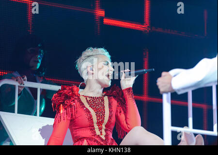 Liverpool, Royaume-Uni. 18 Nov, 2017. 90s pop, étapes, effectuer au cours de leur 20e anniversaire UK 'Party On The Dancefloor' tour, du Liverpool Echo Arena. Sur la photo est claire Richards. Crédit : Paul Warburton/Alamy Live News Banque D'Images