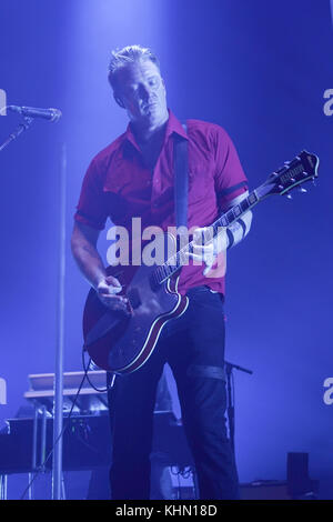 Londres, Royaume-Uni. 18 nov, 2017. Josh Homme de Queens of the Stone age en live sur scène à Wembley Arena à Londres. photo date : Samedi, 18 novembre 2017. crédit : Roger garfield/Alamy live news Banque D'Images