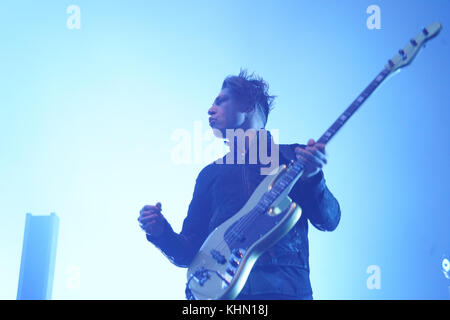 Londres, Royaume-Uni. 18 nov, 2017. michael shuman de Queens of the Stone age en live sur scène à Wembley Arena à Londres. photo date : Samedi, 18 novembre 2017. crédit : Roger garfield/Alamy live news Banque D'Images