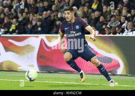 Paris, France. 18 nov, 2017. yuri berchiche en action lors de la ligue 1 match de foot entre paris saint Germain (PSG) et le FC Nantes au parc des princes. crédit : nicolas briquet/sopa/zuma/Alamy fil live news Banque D'Images