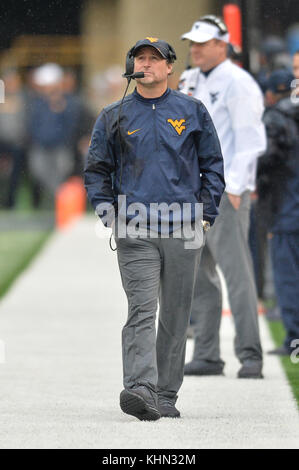 Morgantown, West Virginia, USA. 18 Nov, 2017. L'entraîneur-chef de la Virginie de l'Ouest montres DANA HOLGORSEN le grand écran au cours de la partie tenue à Mountaineer Field au stade Milan Puskar Milan de Morgantown, West Virginia. Credit : Amy Sanderson/ZUMA/Alamy Fil Live News Banque D'Images
