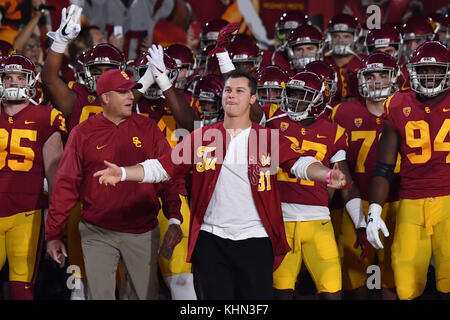 Los Angeles, CA, USA. 18 Nov, 2017. Los Angeles Dodgers Joc Pederson dirige l'équipe sur le terrain avant la NCAA Football match entre l'USC Trojans et l'UCLA Bruins au Coliseum de Los Angeles, Californie.Mandatory Crédit photo : Louis Lopez/CSM/Alamy Live News Banque D'Images