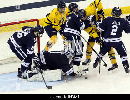 Hamden, Connecticut, USA. 18 Nov, 2017. 18 novembre 2017 - Hamden, Connecticut - gardien # 1 Yale SAM TUCKER couvre la rondelle en face d'Yale # 26 BRETT JEWELL. Une mêlée se passe entre BRIAN MATTHEWS Yale # 5 et # 2 ADAM LARKIN et Quinnipiac # 12 THOMAS ALDWORTH et # 10 KEVIN DUANE durant la troisième période. Quinnipiac a remporté le 16ème héros Hat 3-0 Jeu Annuel en l'honneur de ceux qui ont risqué ou perdu leur vie dans les attaques terroristes du 11 septembre 2001. Credit : Stan Godlewski/ZUMA/Alamy Fil Live News Banque D'Images