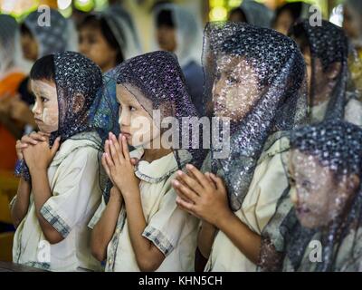 Hwambi, région de Yangon, Myanmar. 19 novembre 2017. Filles à la messe dans l'église catholique du Sacré-cœur à Hwambi, à environ 90 minutes au nord de Yangon. Les catholiques du Myanmar se préparent à la visite du pape François. Il vient dans le pays à majorité bouddhiste du 27 au 30 novembre. Il y a environ 500 000 catholiques au Myanmar, soit environ 1% de la population. Le catholicisme a été introduit à l’origine dans ce qui est maintenant le Myanmar il y a plus de 500 ans par des missionnaires et des commerçants portugais. Crédit : Jack Kurtz/ZUMA Wire/Alamy Live News Banque D'Images