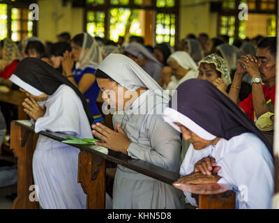 Hwambi, région de Yangon, Myanmar. 19 novembre 2017. Des religieuses prient à la messe dans l'église catholique du Sacré-cœur à Hwambi, à environ 90 minutes au nord de Yangon. Les catholiques du Myanmar se préparent à la visite du pape François. Il vient dans le pays à majorité bouddhiste du 27 au 30 novembre. Il y a environ 500 000 catholiques au Myanmar, soit environ 1% de la population. Le catholicisme a été introduit à l’origine dans ce qui est maintenant le Myanmar il y a plus de 500 ans par des missionnaires et des commerçants portugais. Crédit : Jack Kurtz/ZUMA Wire/Alamy Live News Banque D'Images