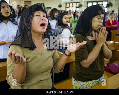 Hwambi, région de Yangon, Myanmar. 19 novembre 2017. Les gens prient pendant la messe à l'église catholique du Sacré-cœur à Hwambi, à environ 90 minutes au nord de Yangon. Les catholiques du Myanmar se préparent à la visite du pape François. Il vient dans le pays à majorité bouddhiste du 27 au 30 novembre. Il y a environ 500 000 catholiques au Myanmar, soit environ 1% de la population. Le catholicisme a été introduit à l’origine dans ce qui est maintenant le Myanmar il y a plus de 500 ans par des missionnaires et des commerçants portugais. Crédit : Jack Kurtz/ZUMA Wire/Alamy Live News Banque D'Images