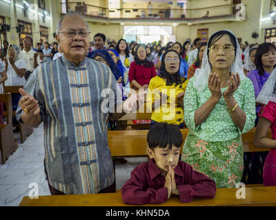 Hwambi, région de Yangon, Myanmar. 19 novembre 2017. Les gens prient pendant la messe à l'église catholique du Sacré-cœur à Hwambi, à environ 90 minutes au nord de Yangon. Les catholiques du Myanmar se préparent à la visite du pape François. Il vient dans le pays à majorité bouddhiste du 27 au 30 novembre. Il y a environ 500 000 catholiques au Myanmar, soit environ 1% de la population. Le catholicisme a été introduit à l’origine dans ce qui est maintenant le Myanmar il y a plus de 500 ans par des missionnaires et des commerçants portugais. Crédit : Jack Kurtz/ZUMA Wire/Alamy Live News Banque D'Images