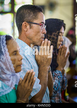 Hwambi, région de Yangon, Myanmar. 19 nov, 2017. Les gens prient pendant la messe à l'église catholique du Sacré-cœur dans hwambi, environ 90 minutes au nord de Yangon. catholiques au Myanmar sont la préparation de la visite du pape françois. Il a fait le pays à majorité bouddhiste du 27 au 30 novembre. Il y a environ 500 000 catholiques dans le Myanmar, environ 1 % de la population. le catholicisme a été portée à ce qui est maintenant le Myanmar il y a plus de 500 ans par les missionnaires portugais et commerçants. crédit : jack kurtz/zuma/Alamy fil live news Banque D'Images