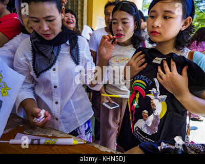 Hwambi, région de Yangon, Myanmar. 19 novembre 2017. Les gens achètent des tee-shirts marquant la visite du pape au Myanmar à l'église catholique du Sacré-cœur à Hwambi, à environ 90 minutes au nord de Yangon. Les catholiques du Myanmar se préparent à la visite du pape François. Il vient dans le pays à majorité bouddhiste du 27 au 30 novembre. Il y a environ 500 000 catholiques au Myanmar, soit environ 1% de la population. Le catholicisme a été introduit à l’origine dans ce qui est maintenant le Myanmar il y a plus de 500 ans par des missionnaires et des commerçants portugais. Crédit : Jack Kurtz/ZUMA Wire/Alamy Live News Banque D'Images