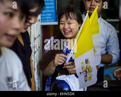 Hwambi, région de Yangon, Myanmar. 19 novembre 2017. Une femme avec un drapeau papal qu'elle a acheté à l'église catholique du Sacré-cœur à Hwambi, à environ 90 minutes au nord de Yangon. Les catholiques du Myanmar se préparent à la visite du pape François. Il vient dans le pays à majorité bouddhiste du 27 au 30 novembre. Il y a environ 500 000 catholiques au Myanmar, soit environ 1% de la population. Le catholicisme a été introduit à l’origine dans ce qui est maintenant le Myanmar il y a plus de 500 ans par des missionnaires et des commerçants portugais. Crédit : Jack Kurtz/ZUMA Wire/Alamy Live News Banque D'Images