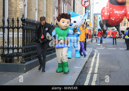 London uk. 19 novembre 2017. L'Assemblée hamleys toy parade de Noël qui a lieu le long de la rue Regent et traditionnellement attire des foules importantes. La parade organisée par le célèbre magasin de jouets Hamleys, qui comprend plus de 50 de la nation d'enfants préférés avec 400 caractères le long du spectacle, une fanfare et des ballons géant. Le défilé est modélisé sur Macy's Thanksgiving parade annuelle à new york Banque D'Images