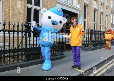 London uk. 19 novembre 2017. L'Assemblée hamleys toy parade de Noël qui a lieu le long de la rue Regent et traditionnellement attire des foules importantes. La parade organisée par le célèbre magasin de jouets Hamleys, qui comprend plus de 50 de la nation d'enfants préférés avec 400 caractères le long du spectacle, une fanfare et des ballons géant. Le défilé est modélisé sur Macy's Thanksgiving parade annuelle à new york Banque D'Images