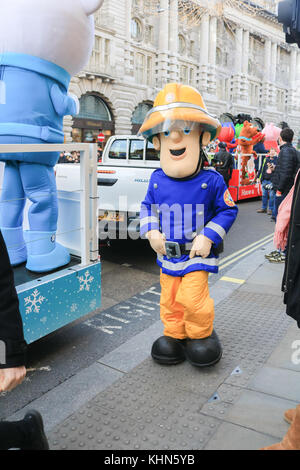 London uk. 19 novembre 2017. L'Assemblée hamleys toy parade de Noël qui a lieu le long de la rue Regent et traditionnellement attire des foules importantes. La parade organisée par le célèbre magasin de jouets Hamleys, qui comprend plus de 50 de la nation d'enfants préférés avec 400 caractères le long du spectacle, une fanfare et des ballons géant. Le défilé est modélisé sur Macy's Thanksgiving parade annuelle à new york Banque D'Images