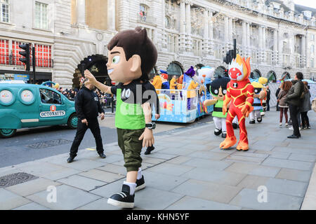 London uk. 19 novembre 2017. L'Assemblée hamleys toy parade de Noël qui a lieu le long de la rue Regent et traditionnellement attire des foules importantes. La parade organisée par le célèbre magasin de jouets Hamleys, qui comprend plus de 50 de la nation d'enfants préférés avec 400 caractères le long du spectacle, une fanfare et des ballons géant. Le défilé est modélisé sur Macy's Thanksgiving parade annuelle à new york Banque D'Images