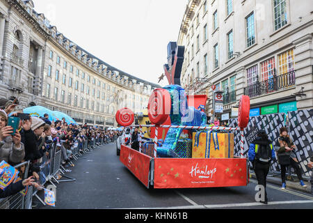 London uk. 19 novembre 2017. L'Assemblée hamleys toy parade de Noël qui a lieu le long de la rue Regent et traditionnellement attire des foules importantes. La parade organisée par le célèbre magasin de jouets Hamleys, qui comprend plus de 50 de la nation d'enfants préférés avec 400 caractères le long du spectacle, une fanfare et des ballons géant. Le défilé est modélisé sur Macy's Thanksgiving parade annuelle à new york Banque D'Images