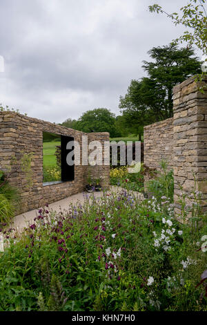 L'abri des murs de la zone calme et isolé avec des plantes dans le jardin de style country - Wedgewood Jardin, Chatsworth House RHS Flower Show, Derbyshire, Angleterre, Royaume-Uni. Banque D'Images