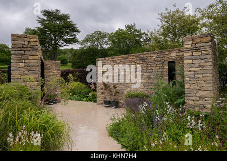 L'abri des murs de la zone calme et isolé avec des plantes dans le jardin de style country - Wedgewood Jardin, Chatsworth House RHS Flower Show, Derbyshire, Angleterre, Royaume-Uni. Banque D'Images