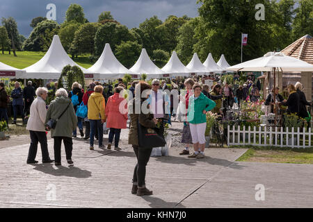 Foule de gens explore les tentes & affiche de plantes - Village des plantes, Chatsworth RHS Flower Show showground, Chatsworth House, Derbyshire, Angleterre, Royaume-Uni. Banque D'Images