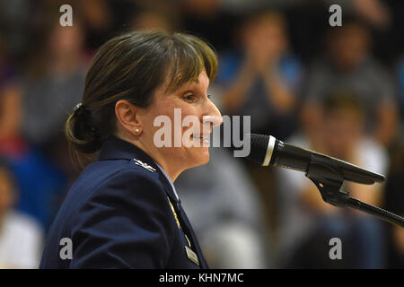 Le colonel Jennifer Grant, 50e Escadre, l'espace parle aux participants au cours de l'Ellicott School District Veteran's Day cérémonie à Ellicott, Colorado, le 9 novembre 2017. L'EDD tient la cérémonie annuelle d'honneur des anciens combattants de la communauté, y compris ceux de Schriever. (U.S. Air Force photo par Navigant de première classe William Tracy) Banque D'Images