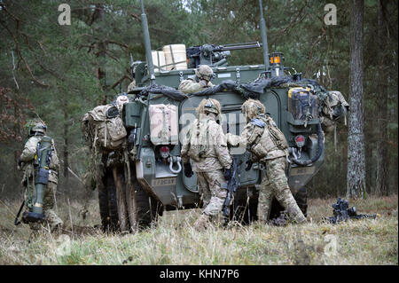 Des soldats américains avec 1er Escadron, 2e régiment de cavalerie démonter un véhicule blindé Stryker alliées au cours de l'exercice à l'esprit VII 7ème commande d'entraînement de l'armée, de formation du Hohenfels Allemagne, 16 novembre 2017. Environ 4 050 militaires de 13 nations participent à l'exercice du 30 octobre au 22 novembre 2017. Spirit est un allié de l'armée américaine l'Europe-dirigé, 7ATC-mené un exercice multinational série conçue pour développer et renforcer l'OTAN et partenaire clé de l'interopérabilité et l'état de préparation. (U.S. Photo de l'armée par Gertrud Zach) Banque D'Images